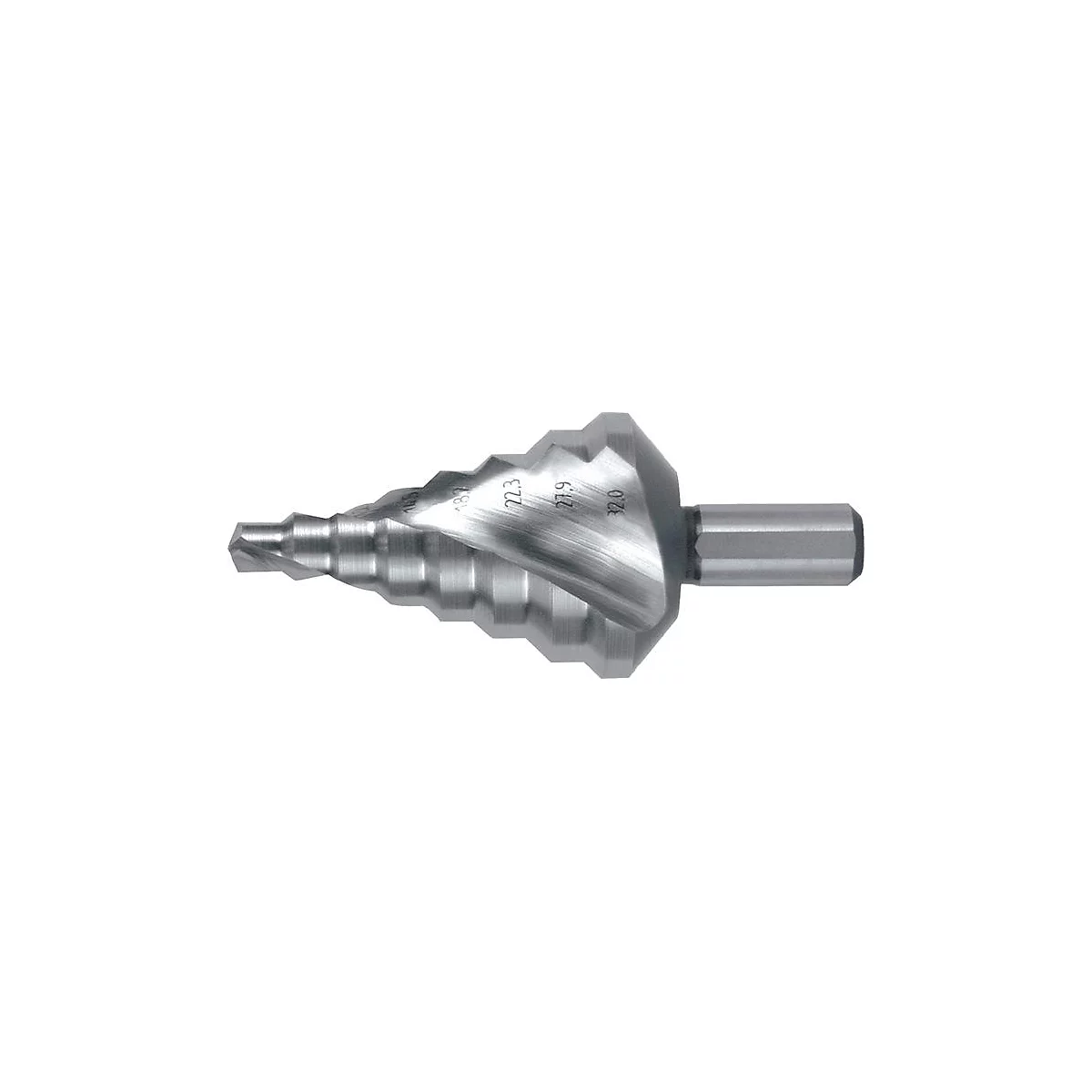 Een metalen verzinkboor. Op de kegel staan diameters in millimeters gegraveerd. Hij is zilverkleurig en heeft een zeskantige schacht.