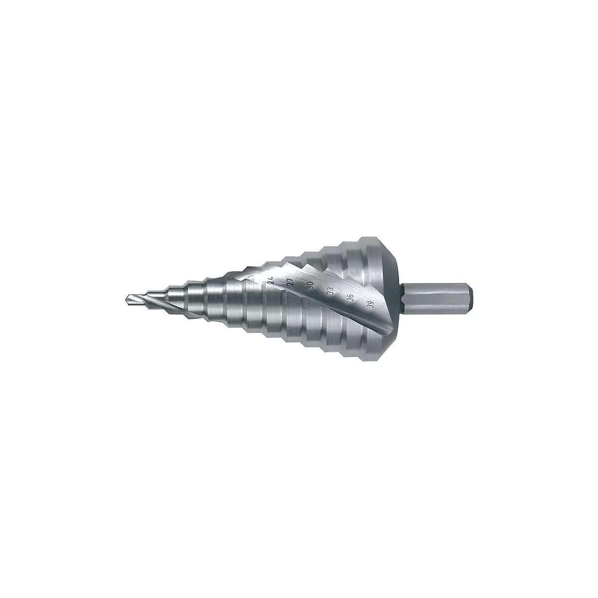 Stufenbohrer aus Metall mit Messskala. Die scharfen Kanten des Bohrers sind deutlich zu erkennen.