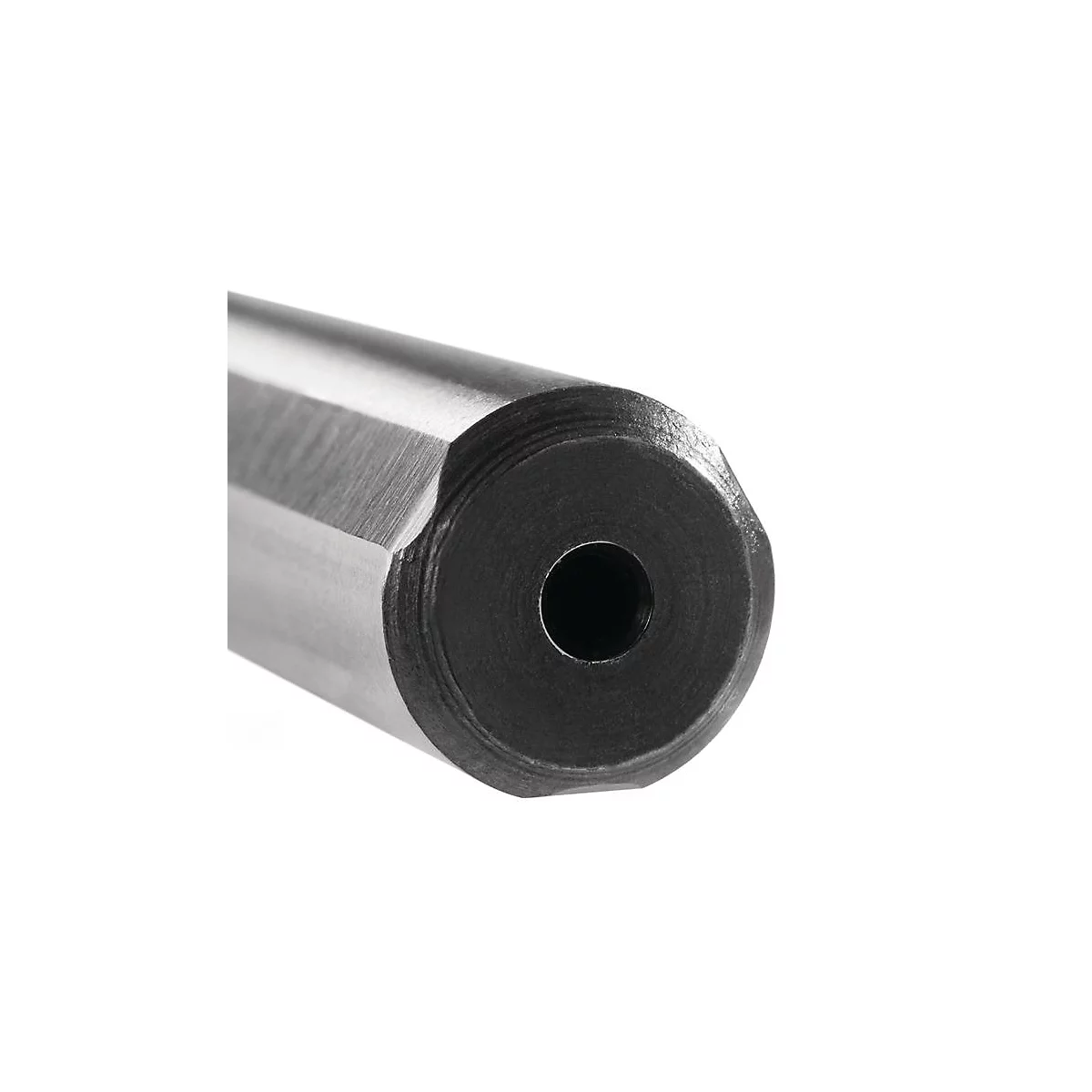 Close-up van een metalen gereedschap met een zeskantige schacht en een centraal gat.