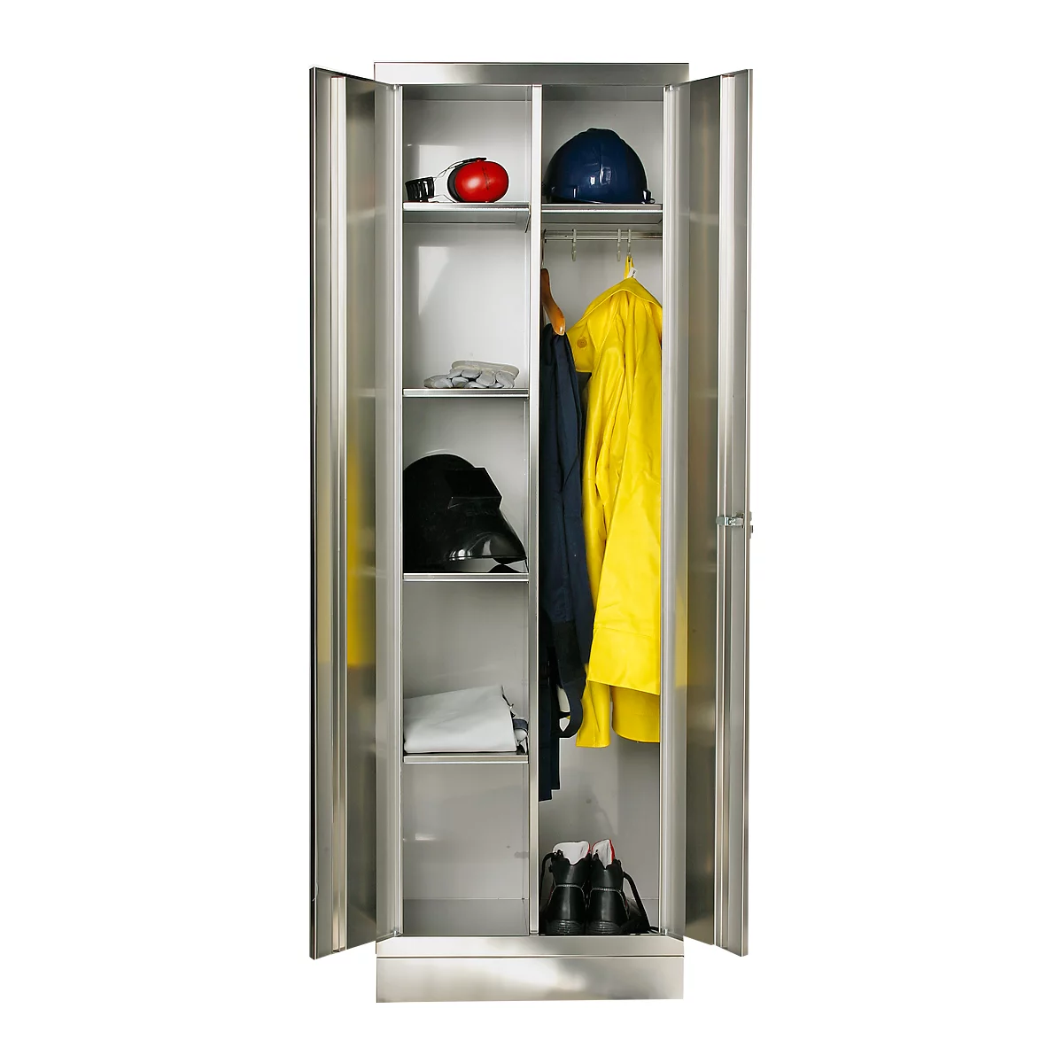 Open stalen kast met beschermende kleding: helm, jas, schoenen, handschoenen. Het compartiment toont diverse gebruiksvoorwerpen.