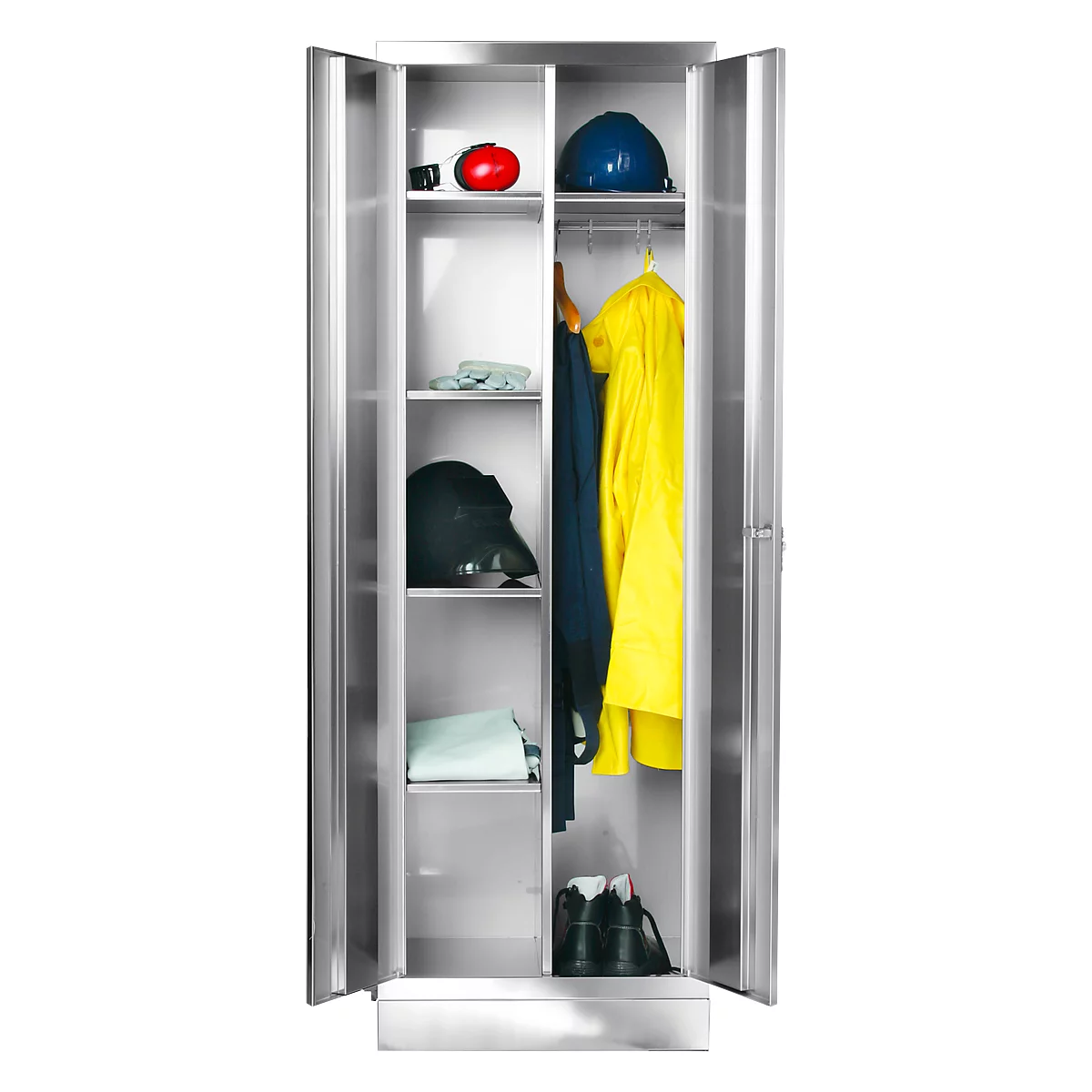 Een open stalen kast met werkkleding en helmen.