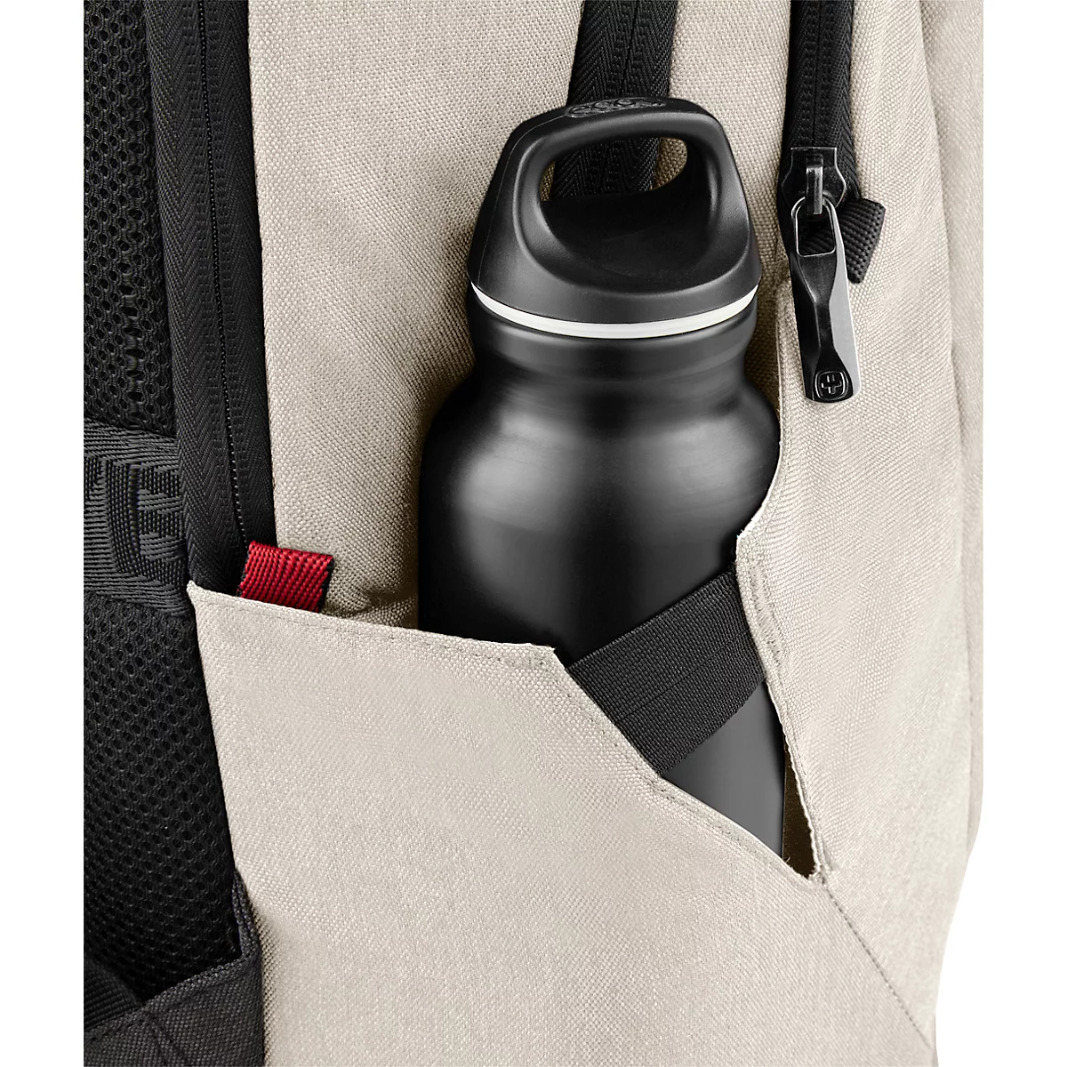 Bouteille d'eau noire dans la poche latérale d'un sac à dos beige.