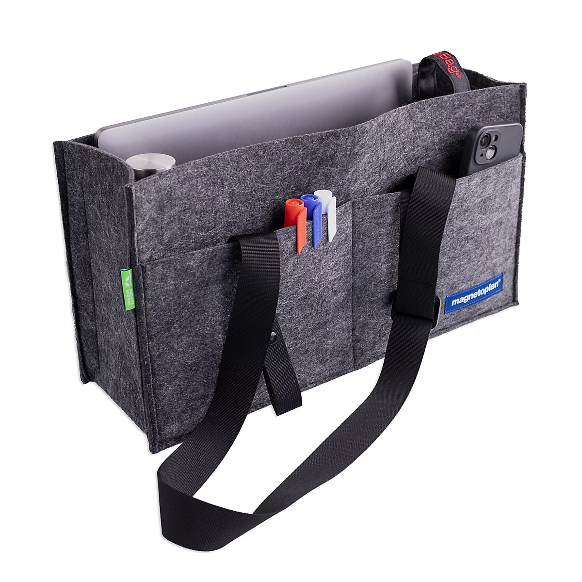 Organisateur de bureau en feutre gris avec sangles noires, rempli d'un ordinateur portable, d'un smartphone et de stylos sur fond blanc.