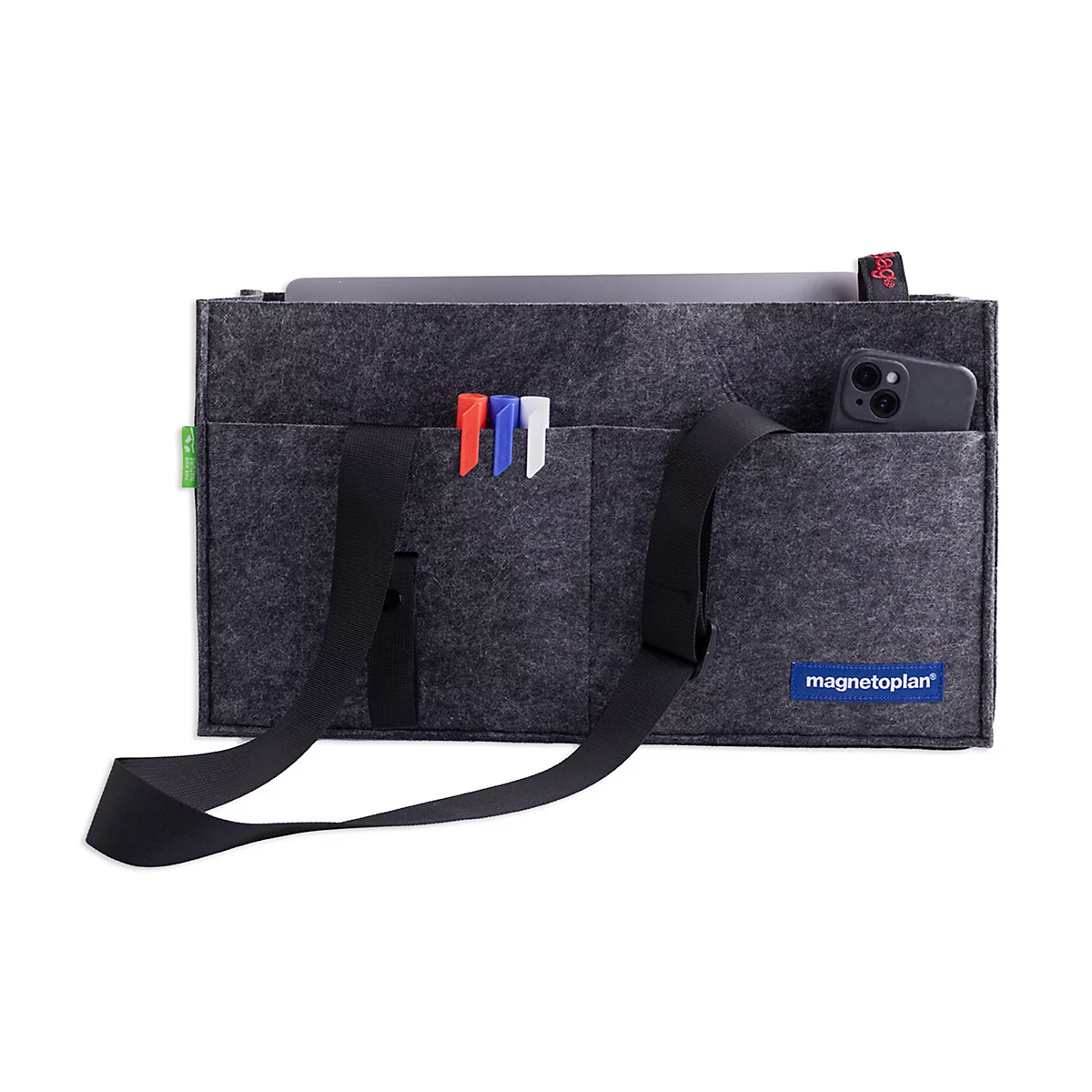 Sac en feutre gris foncé avec bretelles noires, rempli de stylos, d'un ordinateur portable et d'un smartphone, logo de l'entreprise Magnetoplan.