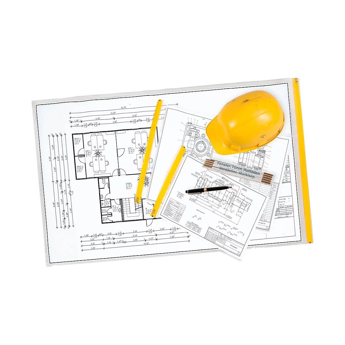Vue de dessus des plans, casque jaune, crayons, mètre ruban et stylo.