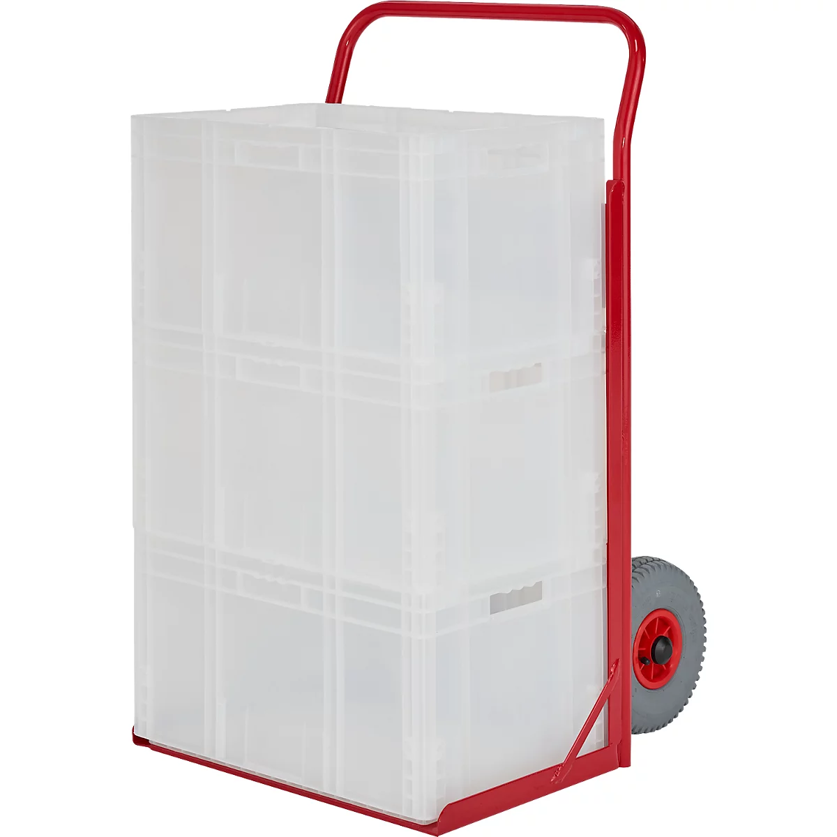 Ein roter Sackkarren mit drei übereinander gestapelten, transparenten Kunststoffboxen. Ein graues Rad mit roter Nabe.