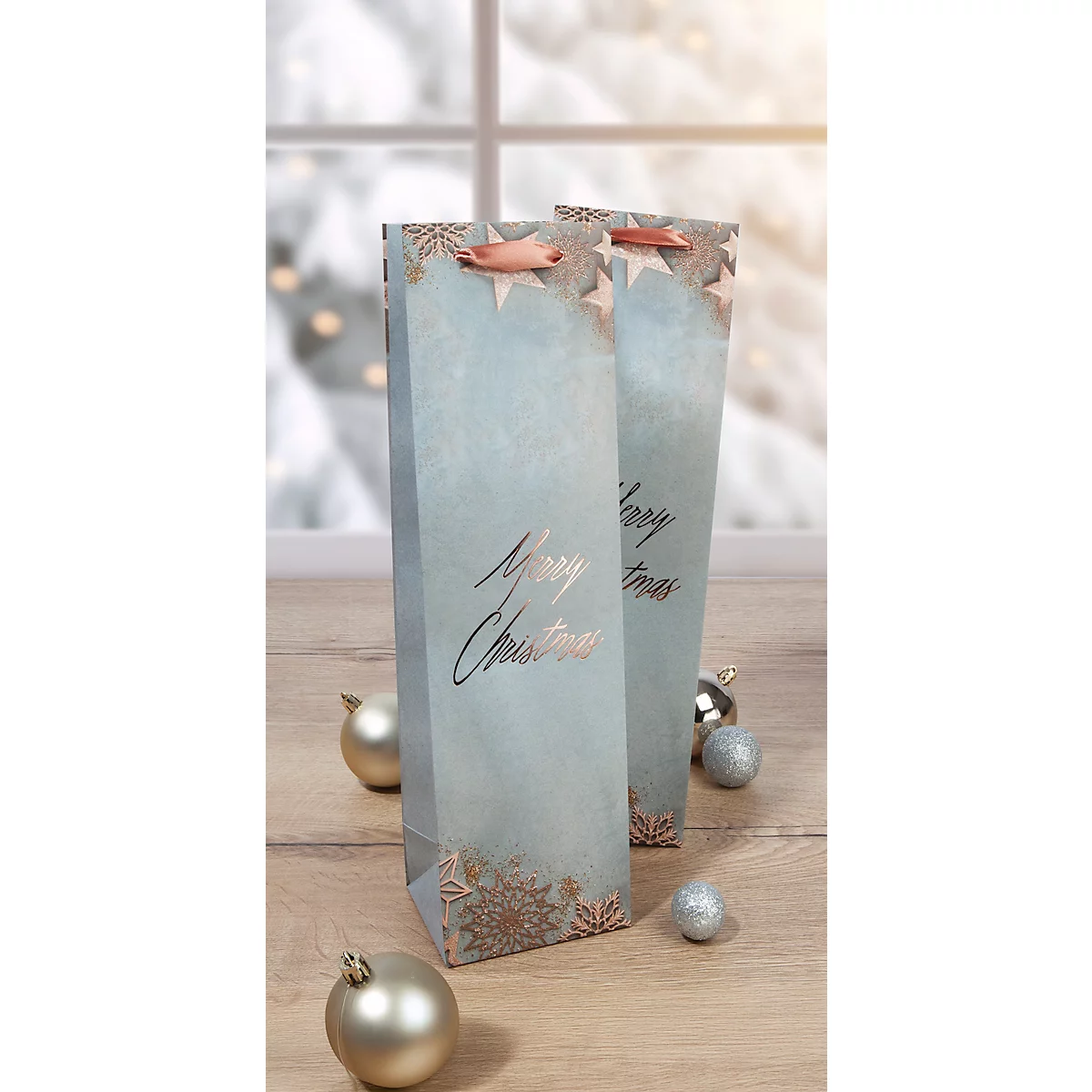 Deux sacs cadeaux festifs avec lettrage 'Joyeux Noël' et boules de Noël.