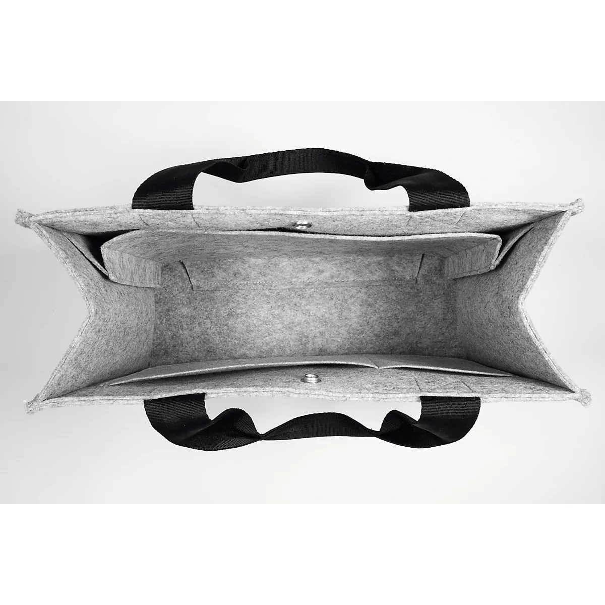 Sac en feutre gris clair avec poignées noires, vue de l'intérieur. Intérieur avec compartiments, fermetures magnétiques.