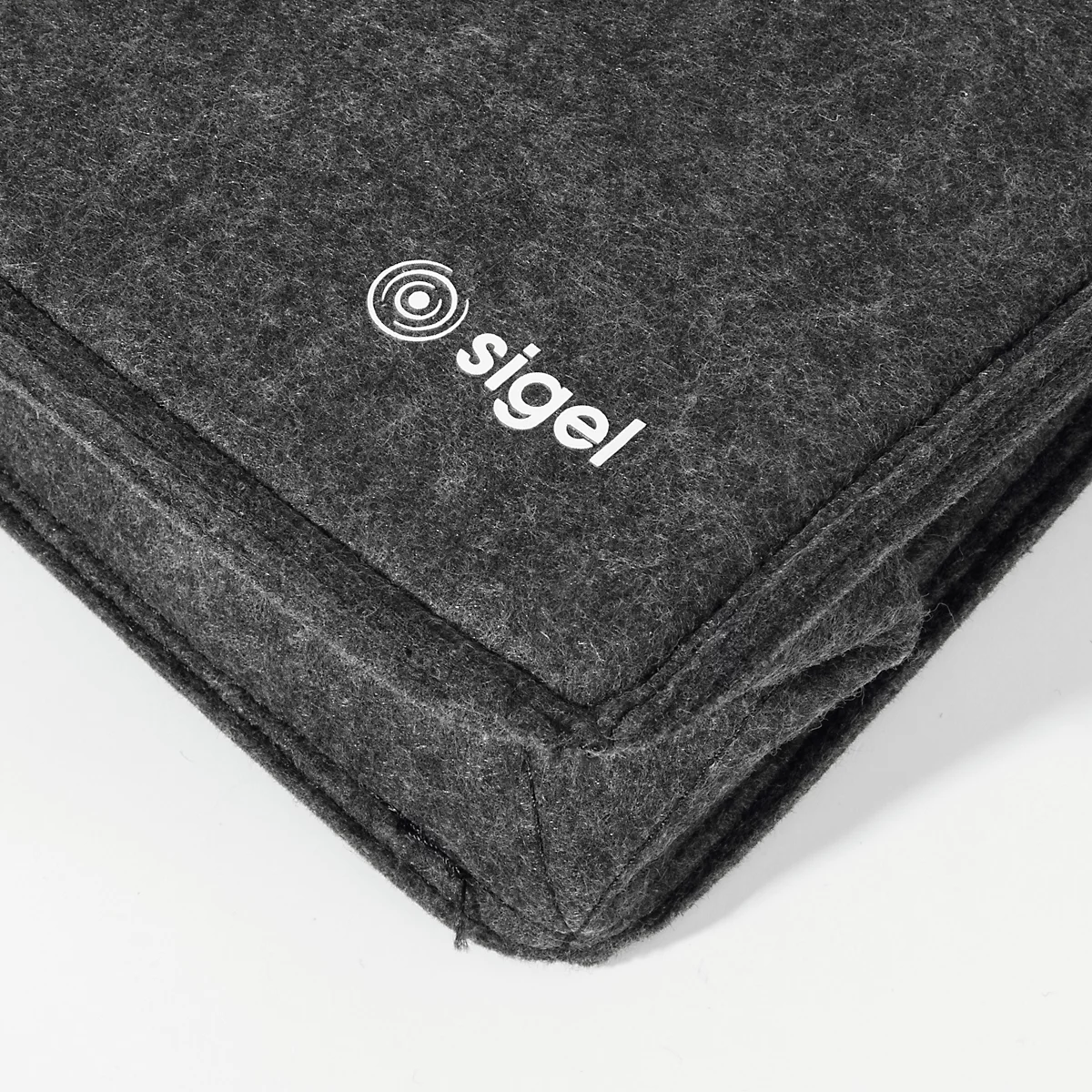 Gros plan d'un produit en feutre gris avec le logo blanc de Sigel.