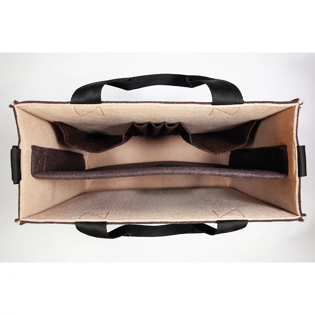 Sac en feutre beige avec poignées noires, vue sur l'intérieur avec compartiments marron.