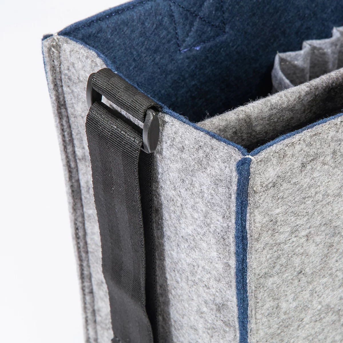 Sac en feutre gris avec sangle noire et bordure bleue.