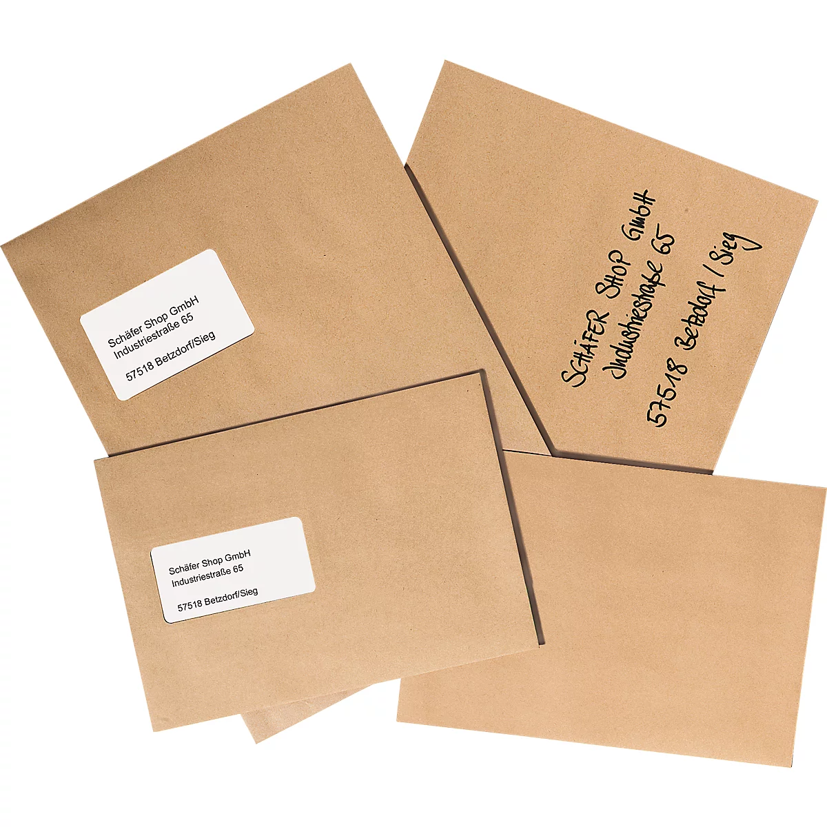 Plusieurs enveloppes brunes, partiellement étiquetées, reposant sur un fond blanc.