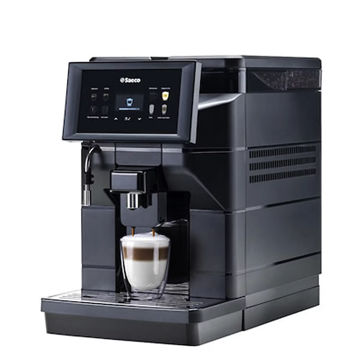 Schwarze Kaffeemaschine mit Touchscreen. Ein Glas mit Milchschaum wird befüllt. Auf dem Display steht 'Saeco'.