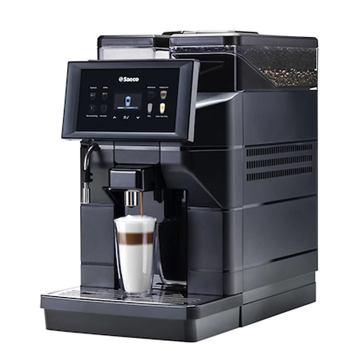 Schwarzer Kaffeevollautomat, Kaffee in Glas mit Milch. Display mit Auswahl. Marke Saeco.