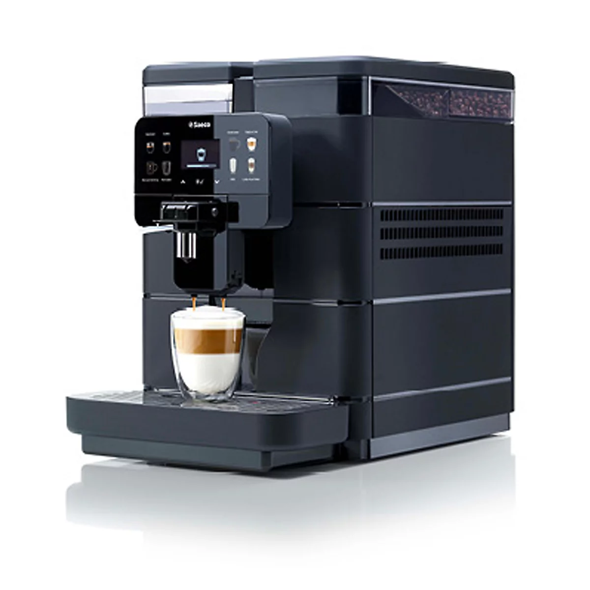 Schwarze Kaffeemaschine mit Cappuccino in einem Glas. Auf dem Display sind Symbole zu sehen.