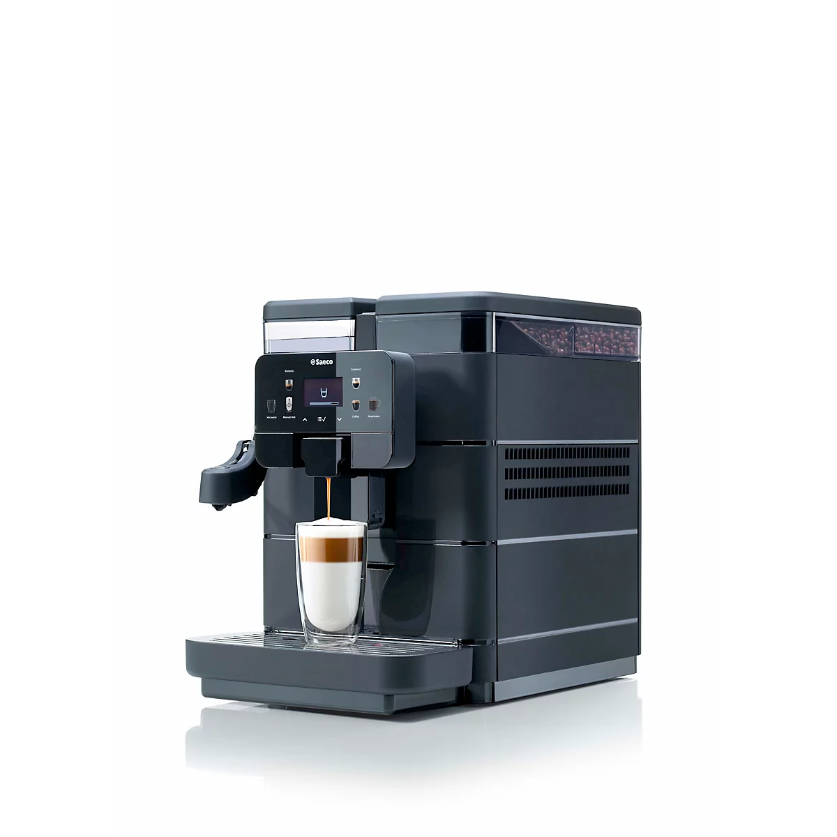 Dunkelgraue Kaffeemaschine mit Glasbecher. Kaffee wird in den Becher gegossen.