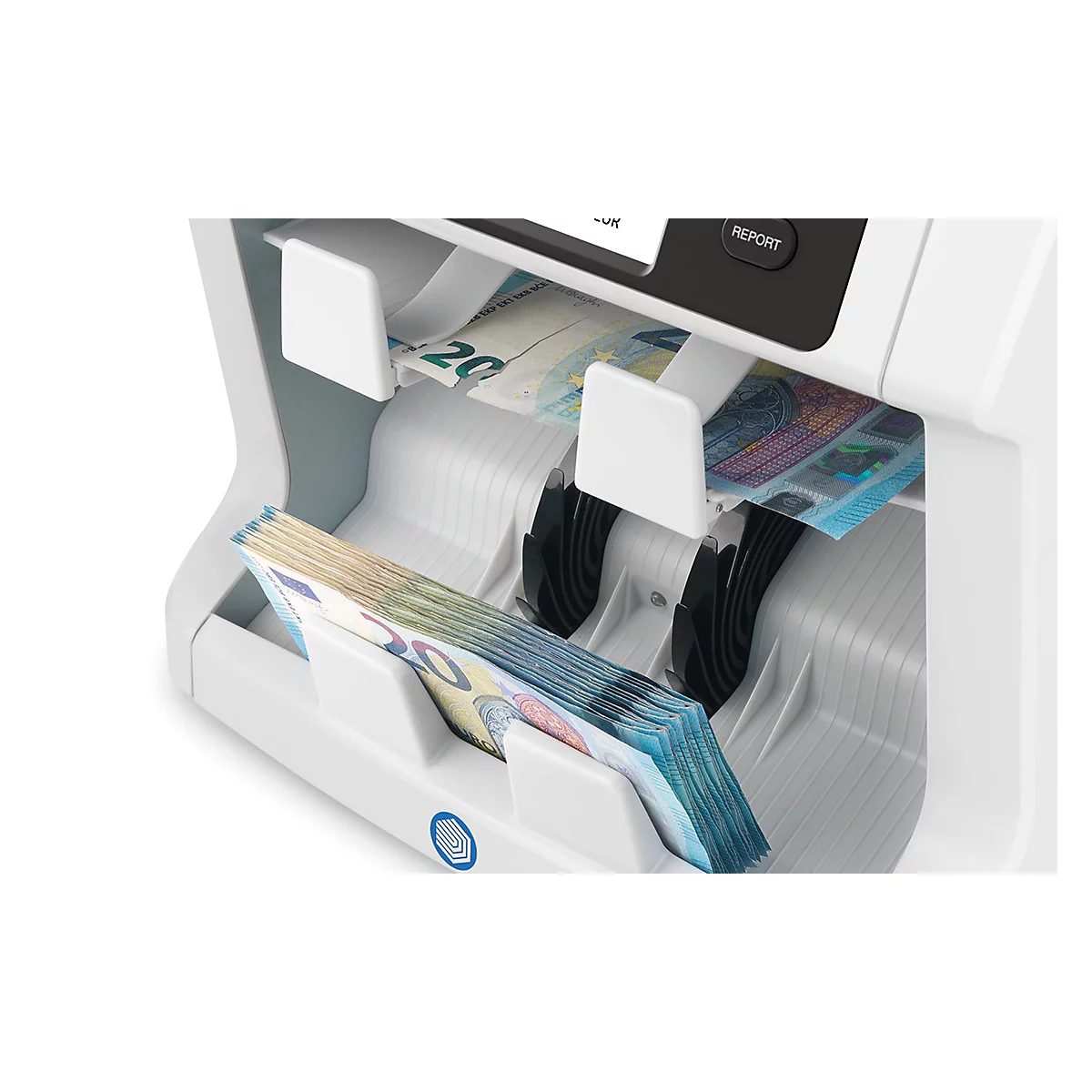 Biljetten sorteermachine. Verschillende bundels bankbiljetten en individuele biljetten in de uitvoerbak. Op de machine zijn bankbiljetten van verschillende coupures te zien.