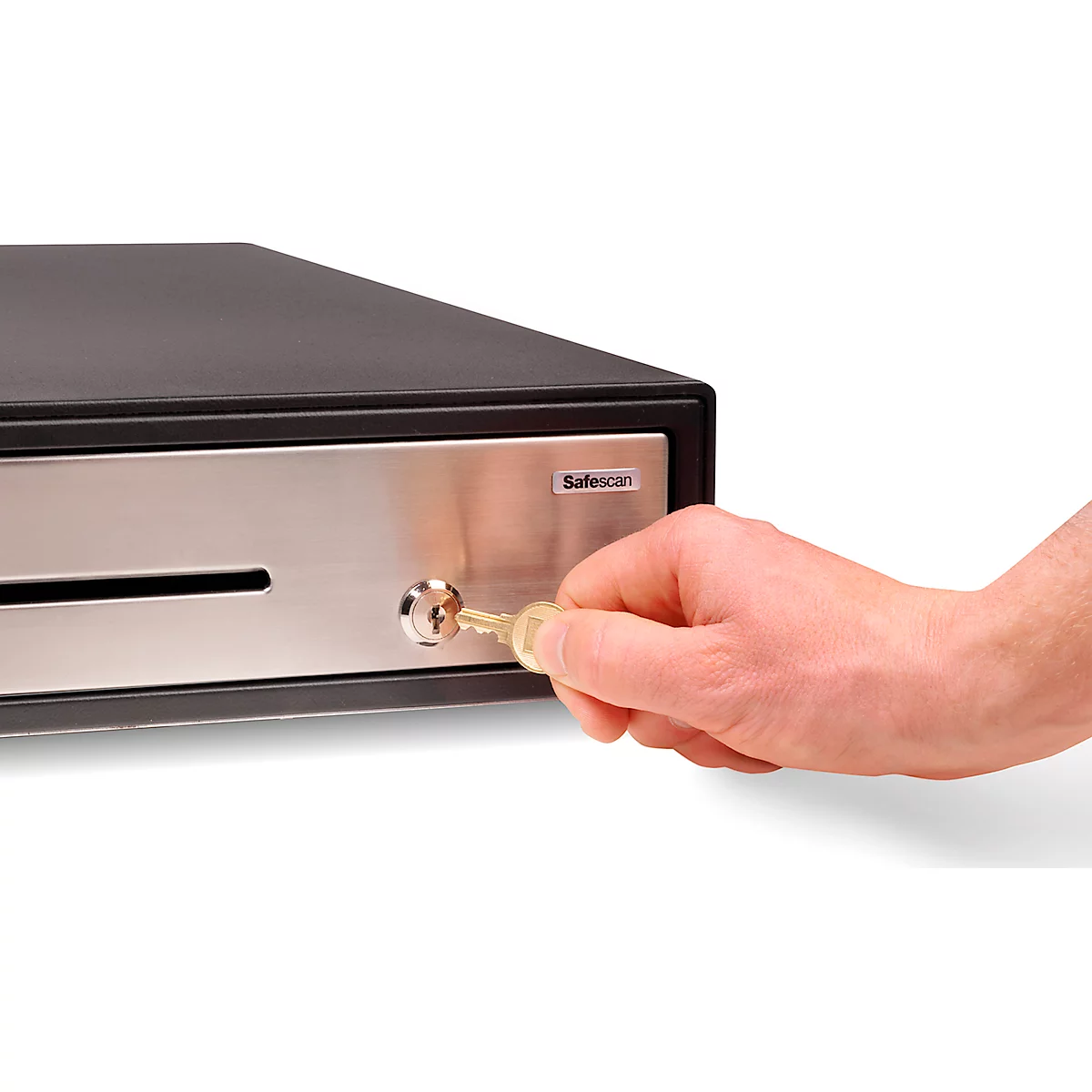 Hand steekt sleutel in een zilveren Safescan kassa slot.