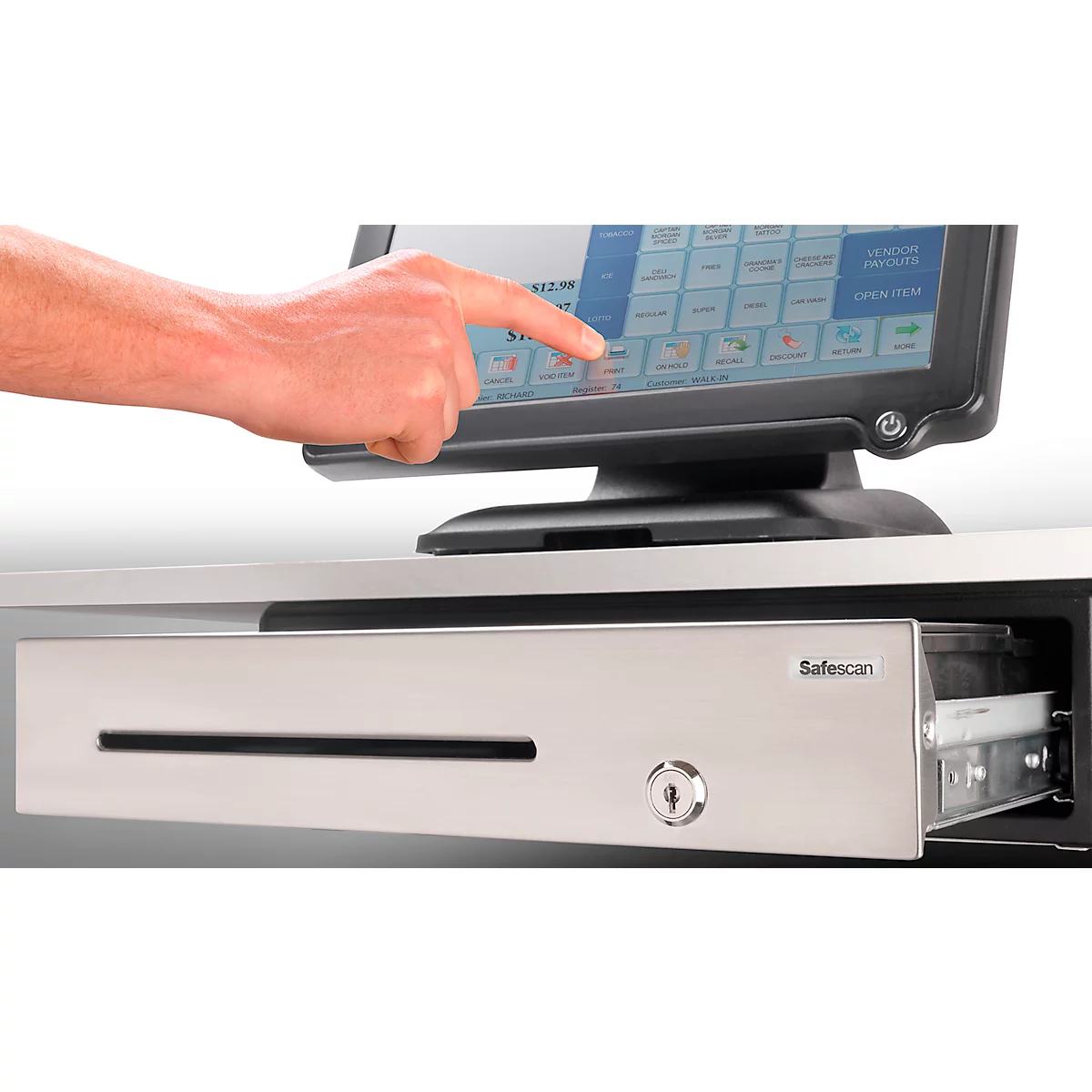 Person tippt auf Touchscreen-Kasse. Darunter eine silberne Kasse mit dem Schriftzug Safescan und geöffneter Schublade.