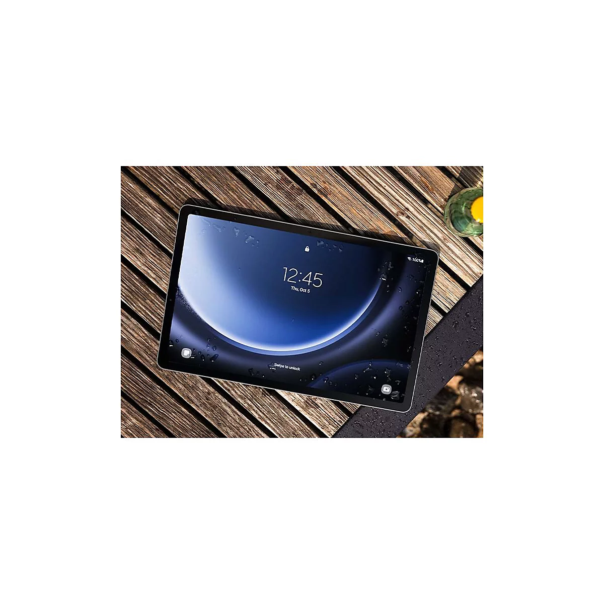 Ein Tablet mit eingeschaltetem Bildschirm liegt auf einem Holztisch. Auf dem Bildschirm sind Uhrzeit und eine blaue, geschwungene Grafik zu sehen.