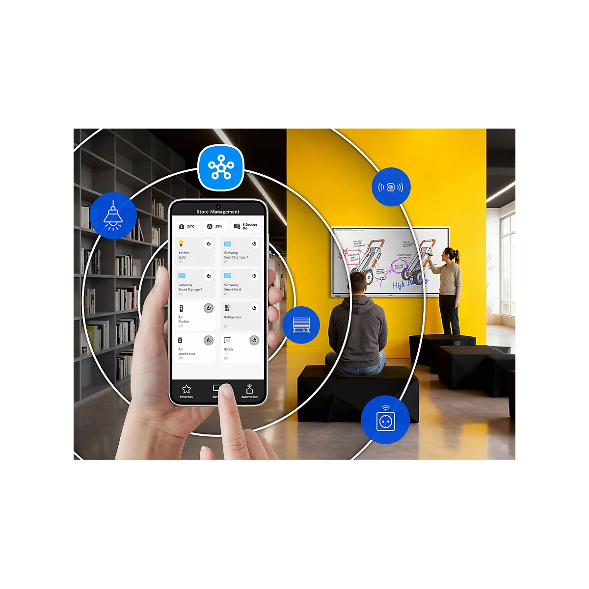 Hand hält Smartphone mit Smart-Home-App vor einem modernen Büro mit gelber Wand.