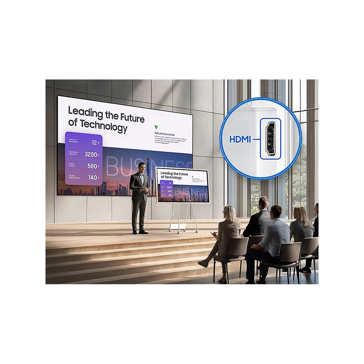 Ein Redner hält eine Präsentation vor einem großen Bildschirm in einem modernen Konferenzsaal, Fokus auf HDMI-Anschluss.