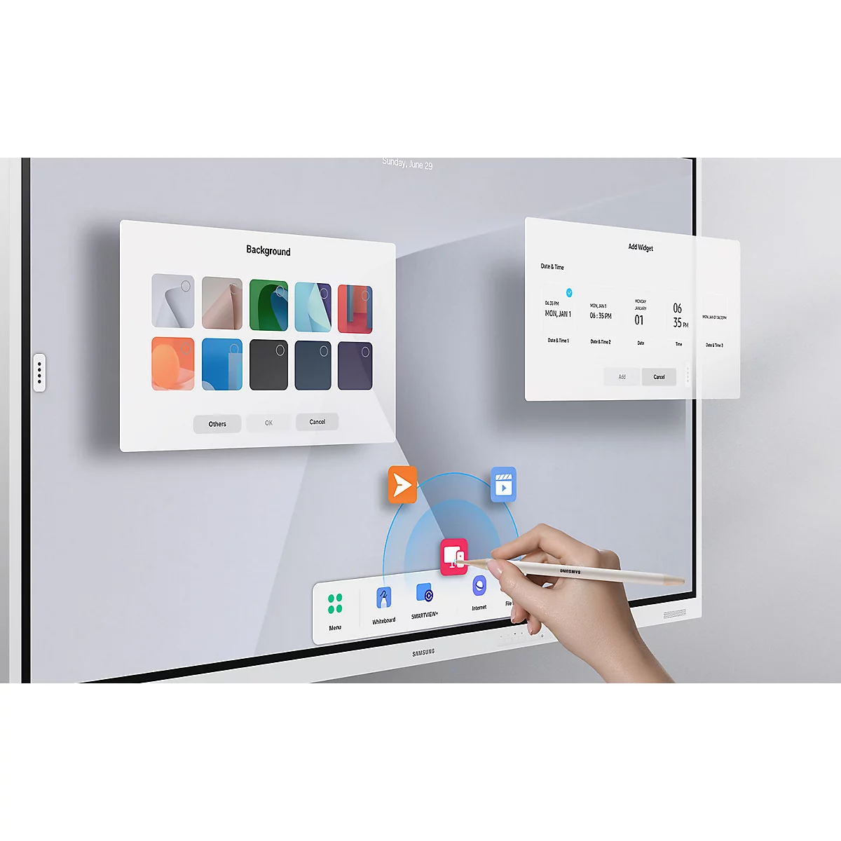 Digitale Bedienung eines interaktiven Whiteboards mit einem Eingabestift und Auswahlmenüs für Hintergrund und Widgets.