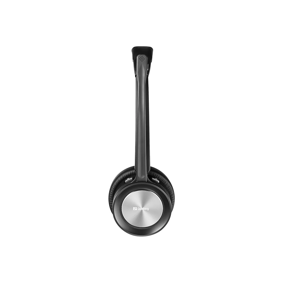 Draufsicht auf ein schwarzes Headset mit Silberakzenten, Sandberg Logo. Ohrmuschel und Bügel sichtbar, weißer Hintergrund.