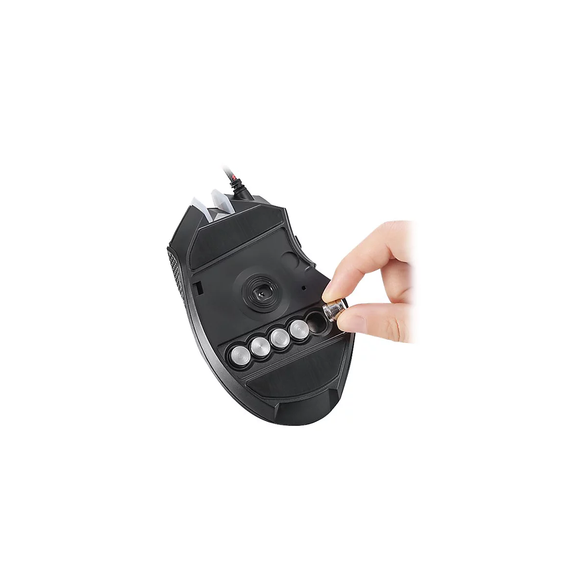 Draufsicht auf eine schwarze Gaming-Maus. Eine Hand setzt ein kleines Metallgewicht ein.