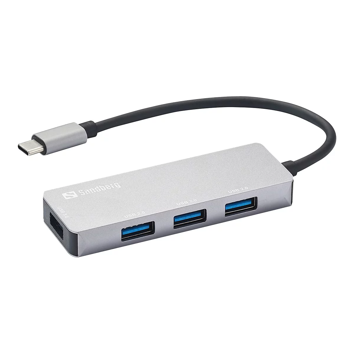 Silberner Sandberg USB-C Hub mit einem USB-3.0- und drei USB-2.0-Anschlüssen vor weißem Hintergrund.
