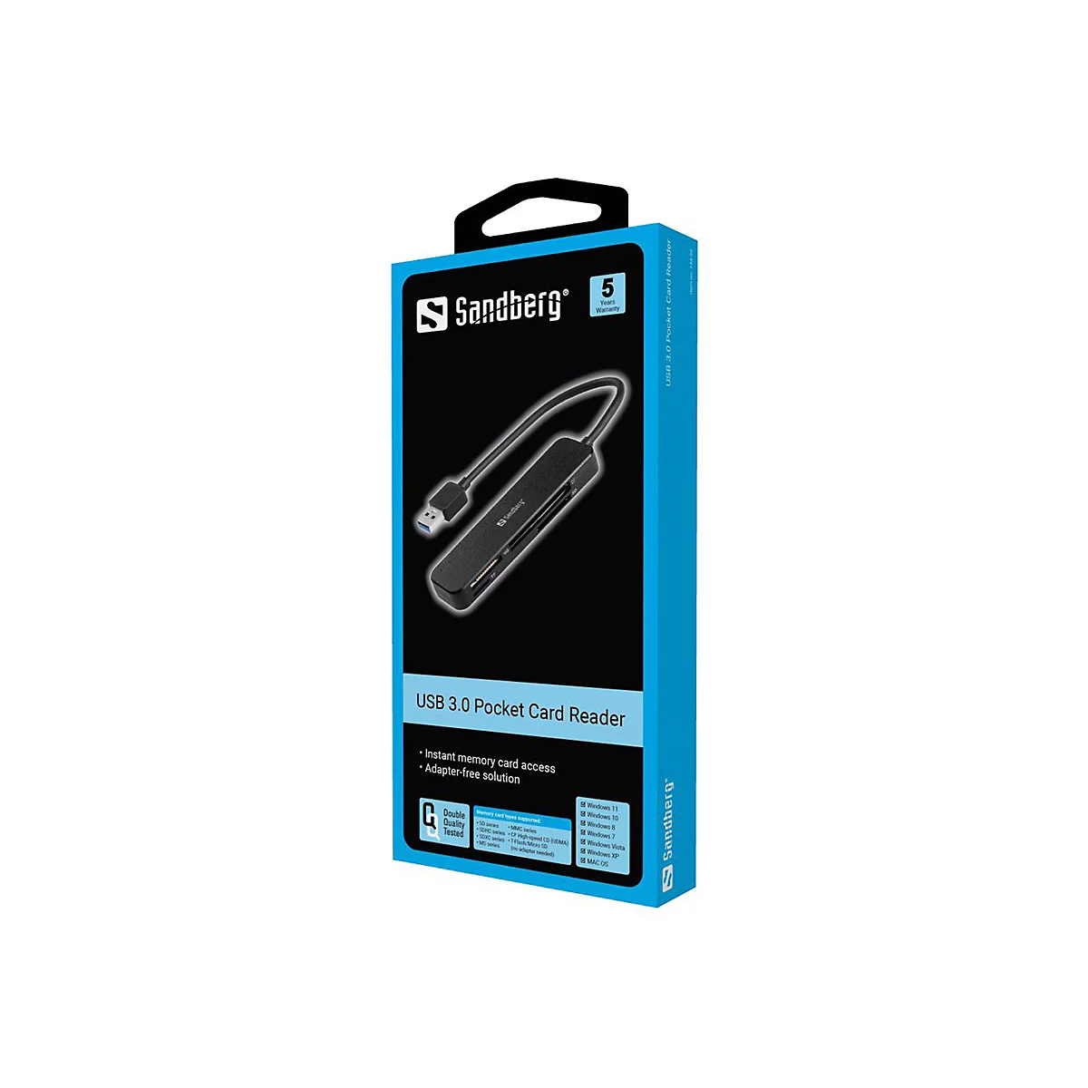 Produktverpackung eines USB 3.0 Pocket Card Readers von Sandberg, der auf schwarzem Hintergrund abgebildet ist.