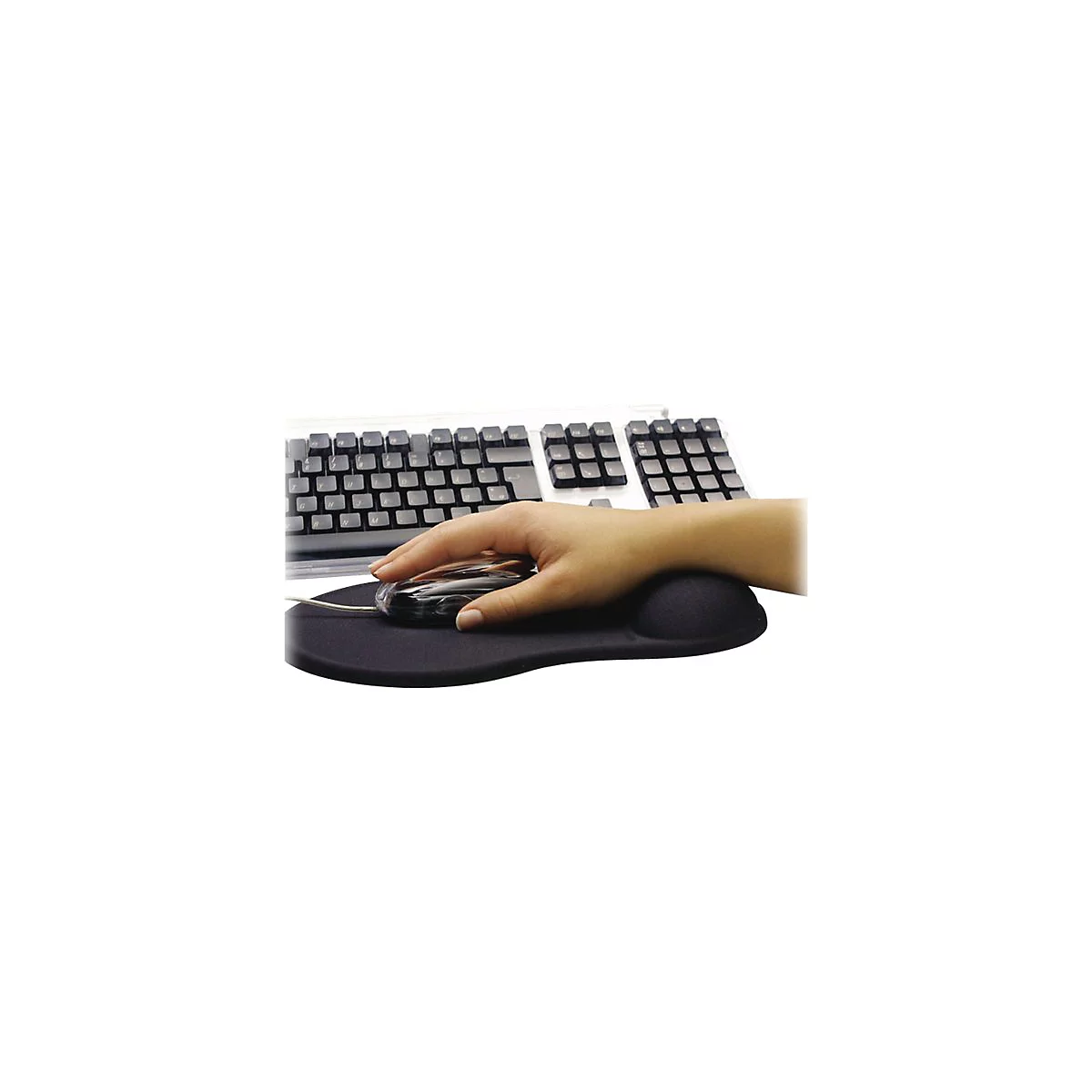 Hand auf ergonomischer Maus, Handballenauflage, Tastatur im Hintergrund.