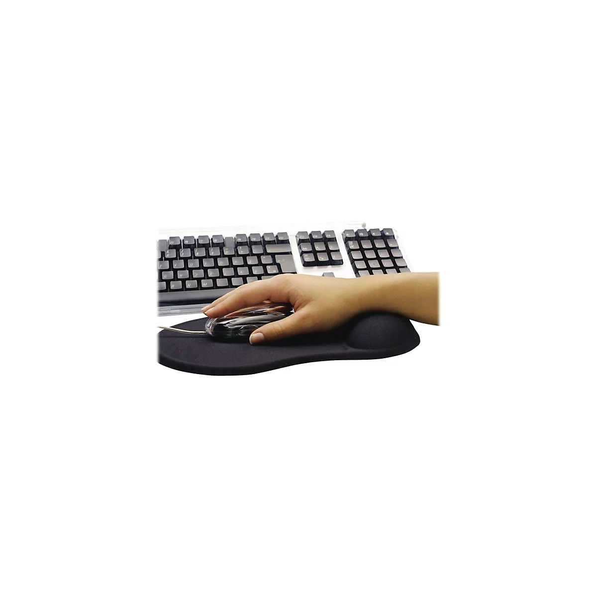 Hand auf ergonomischer Maus mit Handgelenkstütze, Tastatur im Hintergrund.