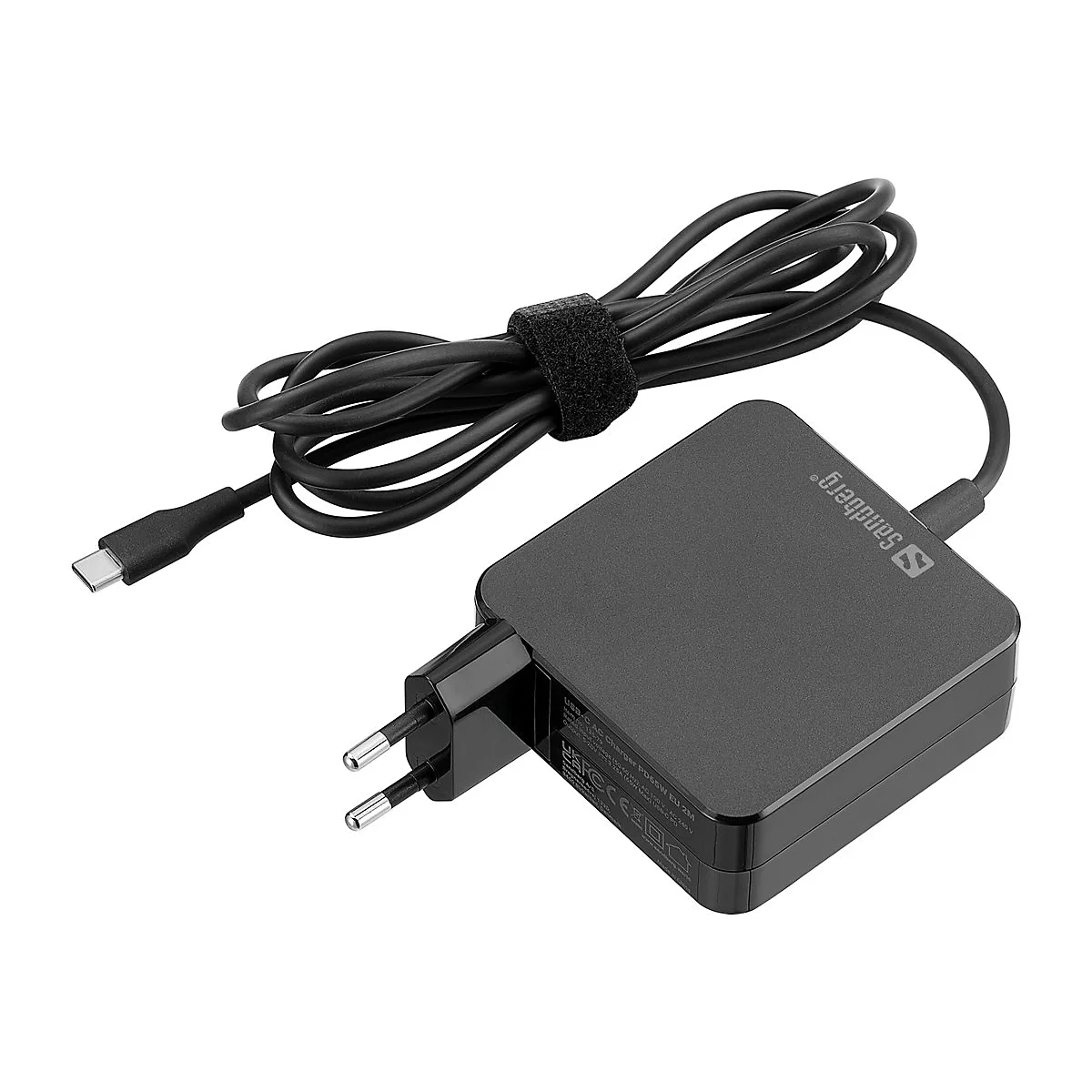 Schwarzes Ladegerät mit Kabel, Stecker und USB-C-Anschluss, Sandberg-Logo.