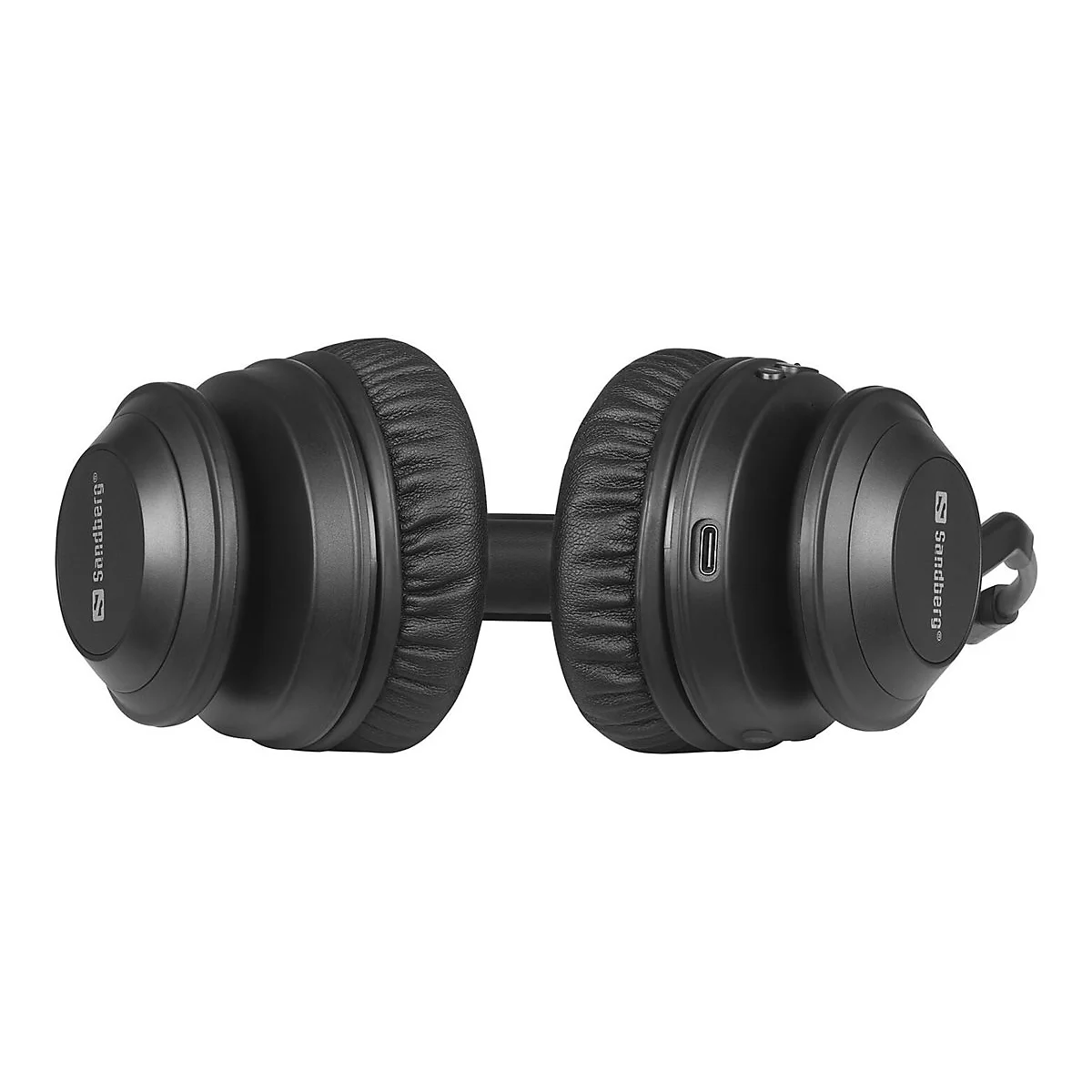 Schwarze Over-Ear-Kopfhörer von Sandberg vor weißem Hintergrund mit gut sichtbaren Ohrmuscheln und Anschlüssen.