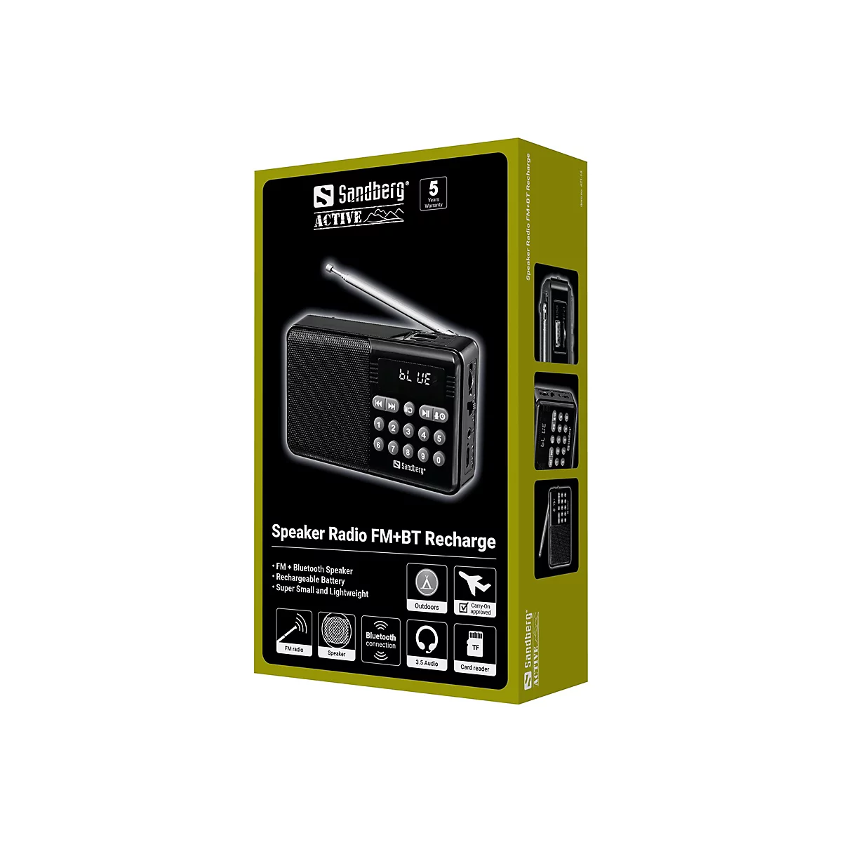 Schwarzes Sandberg Speaker Radio FM+BT Recharge auf der Verpackung. Das Radio hat Knöpfe, eine Antenne und eine blaue Anzeige. Die Verpackung ist überwiegend schwarz und olivgrün.