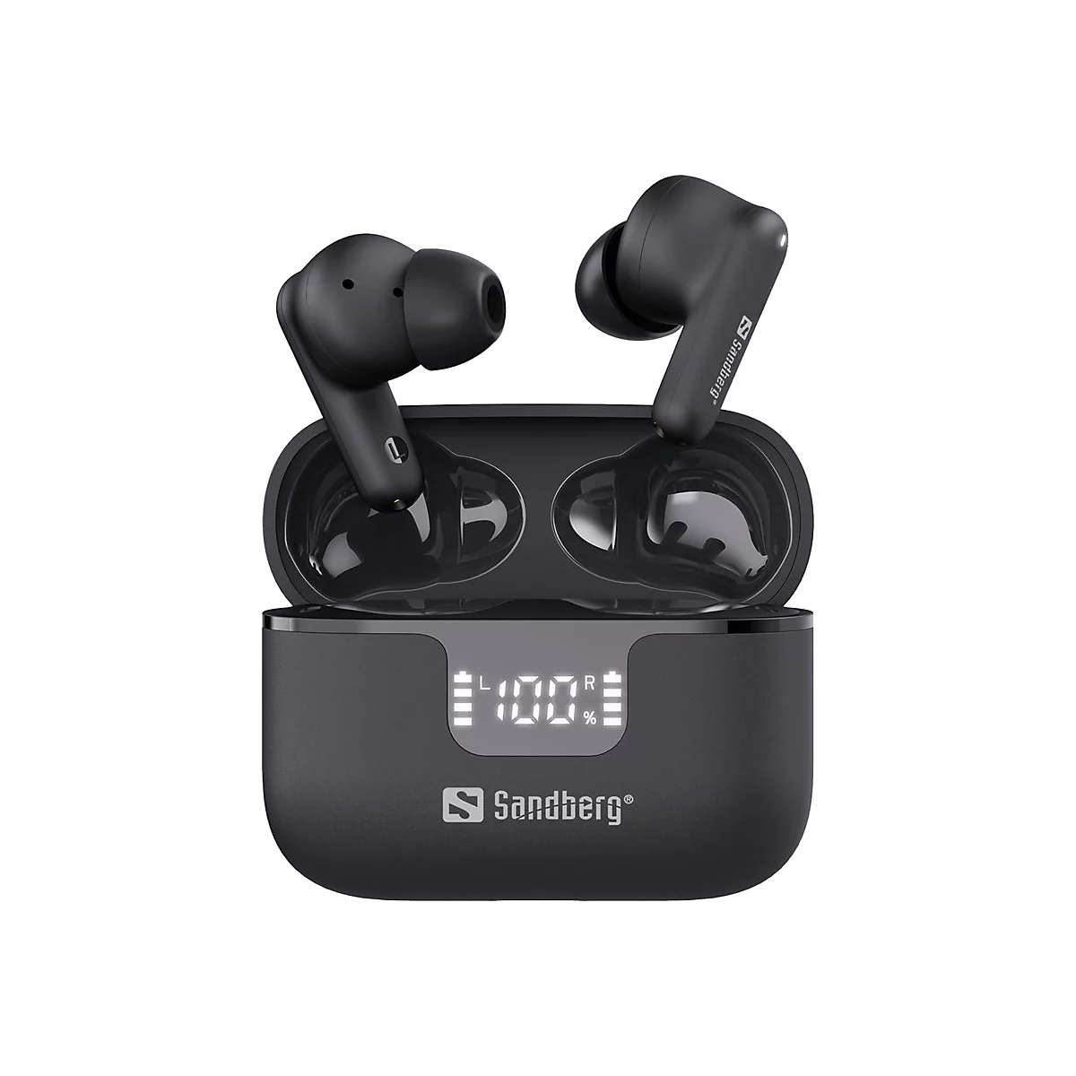 Schwarze In-Ear-Kopfhörer in geöffnetem Ladecase mit digitaler 100-Prozent-Ladestandsanzeige und Sandberg-Logo.