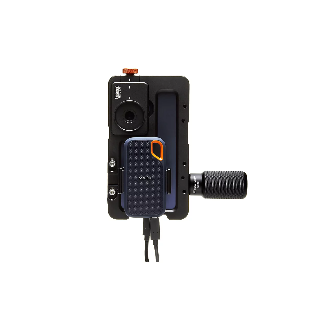 Eine Nahaufnahme zeigt eine blaue Sandisk-Festplatte, die in einem schwarzen Kameragestell mit einem Griff montiert ist. Ein Kabel ist angeschlossen.