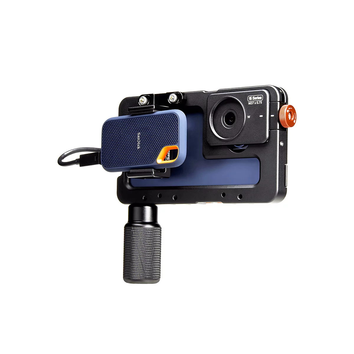 Kamera in einem schwarzen Gehäuse, verbunden mit einer blauen Festplatte von Sandisk.