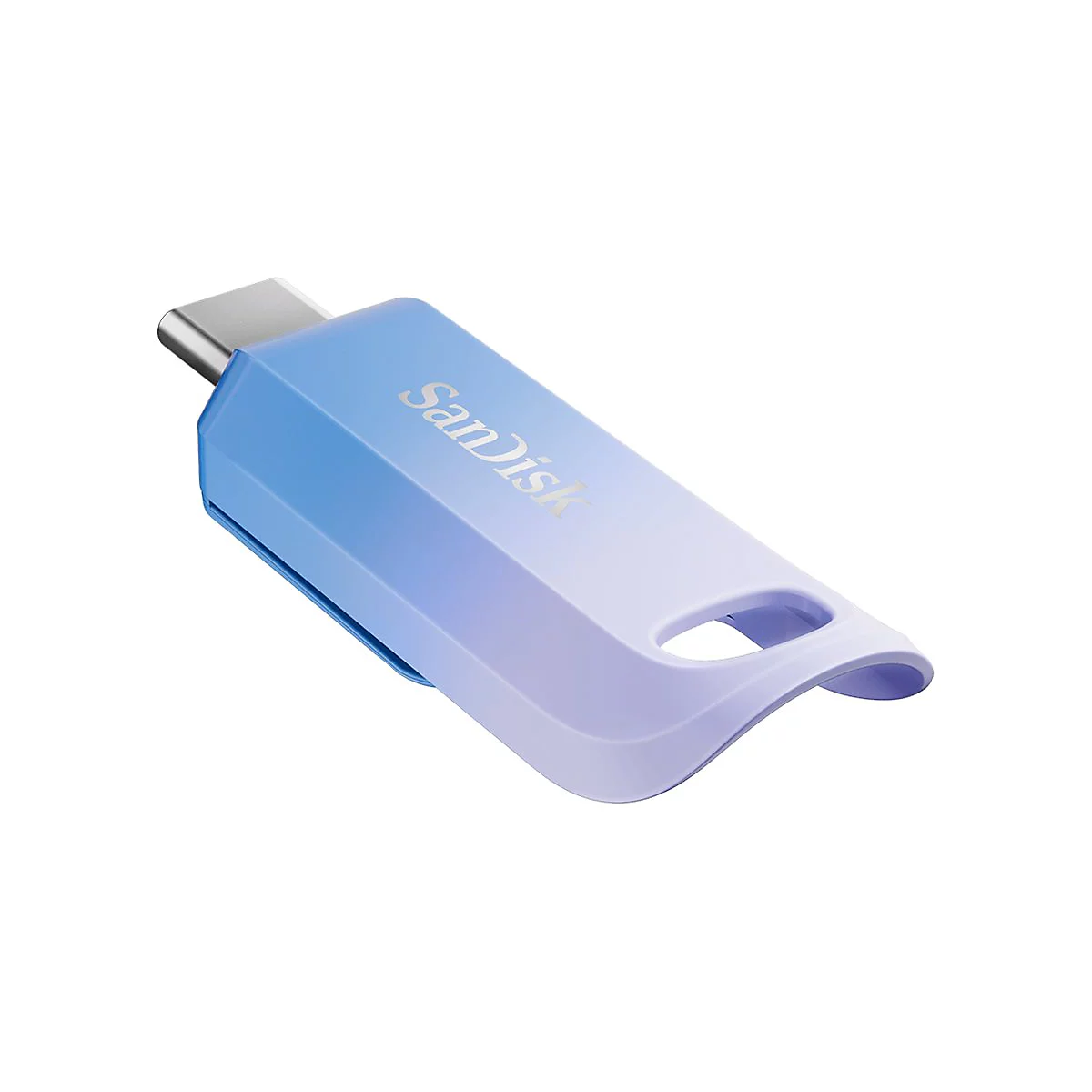Ein blauer und violetter USB-Stick von Sandisk vor weißem Hintergrund. Der Stick ist angewinkelt und hat ein Loch am Ende.
