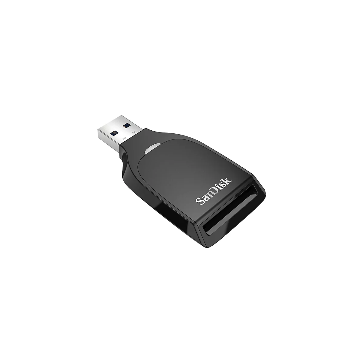 Ein schwarzer USB-Kartenleser mit silbernem USB-Stecker, der schräg von oben rechts nach unten links auf weißem Hintergrund liegt. Auf dem Lesegerät steht „SanDisk“.