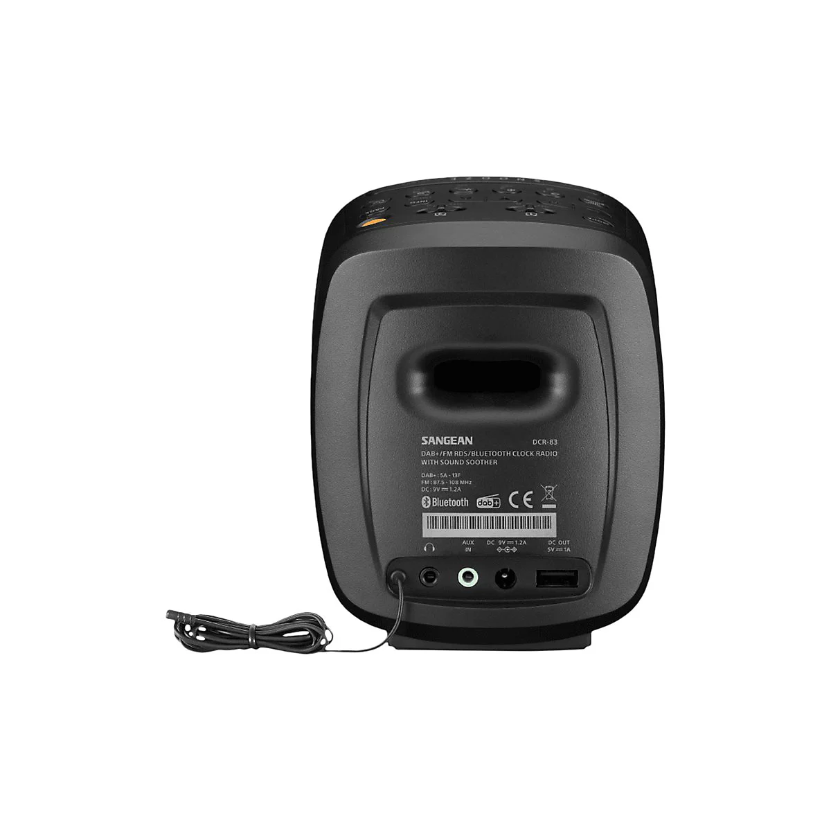 Rückansicht eines schwarzen Sangean DCR-83 Radios mit Anschlüssen und Netzkabel vor weißem Hintergrund.