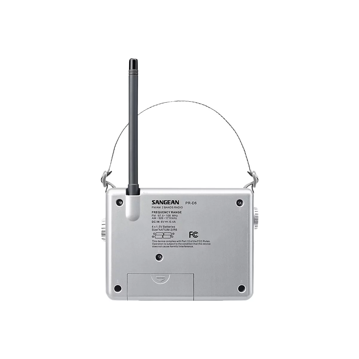 Rückseite eines silbernen Sangean PR-D6 Radios mit aufrechter Antenne und Trageriemen.