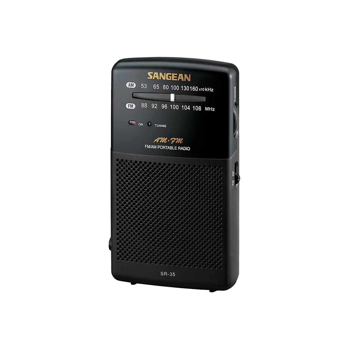 Schwarzes, tragbares Sangean Radio SR-35 mit Skala für AM und FM Frequenzen vor weißem Hintergrund.