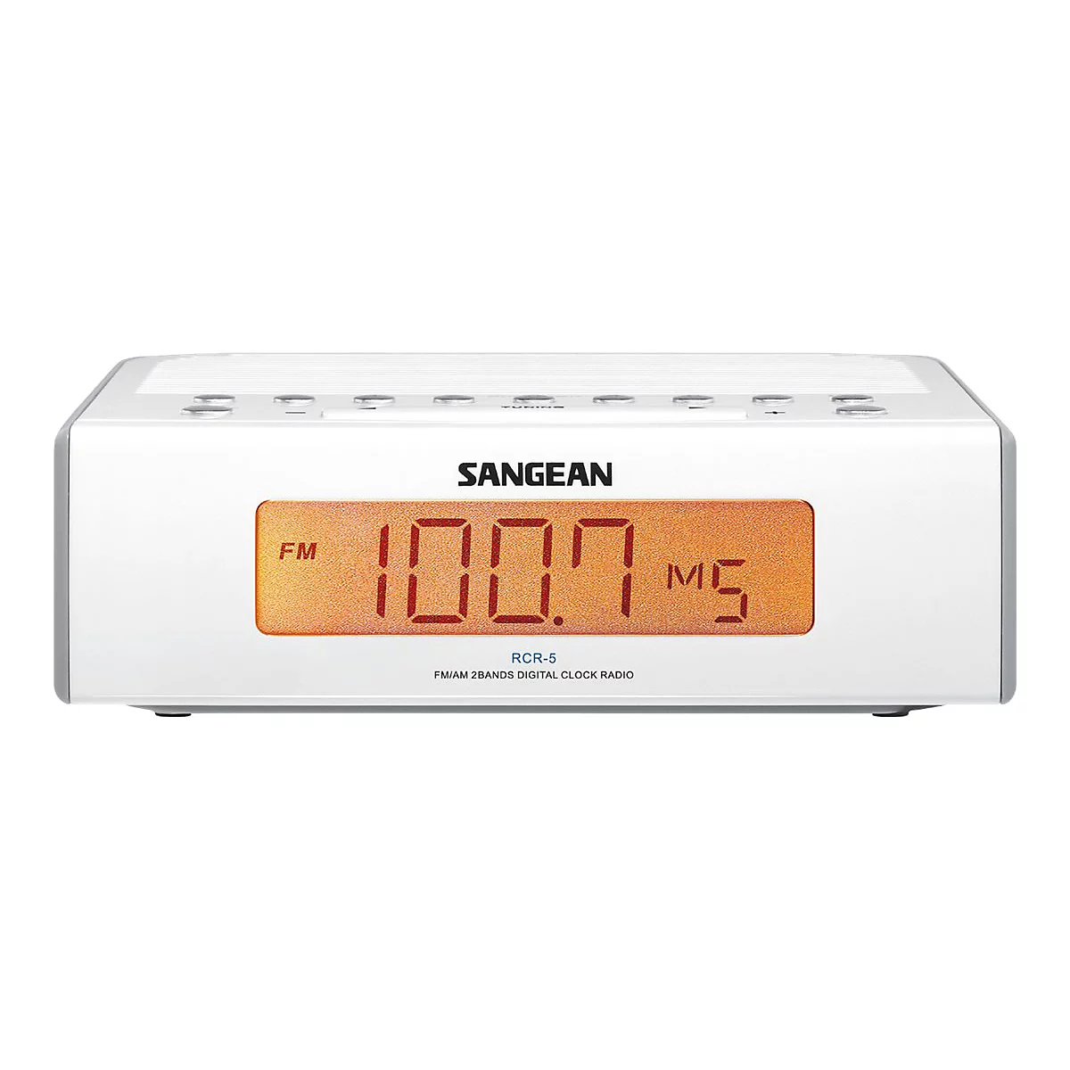 Wecker mit Digitalanzeige. WeiÃŸe Vorderseite mit orangefarbenem Display, Aufschrift SANGEAN. Gezeigte Frequenz: 100.7 MHz.