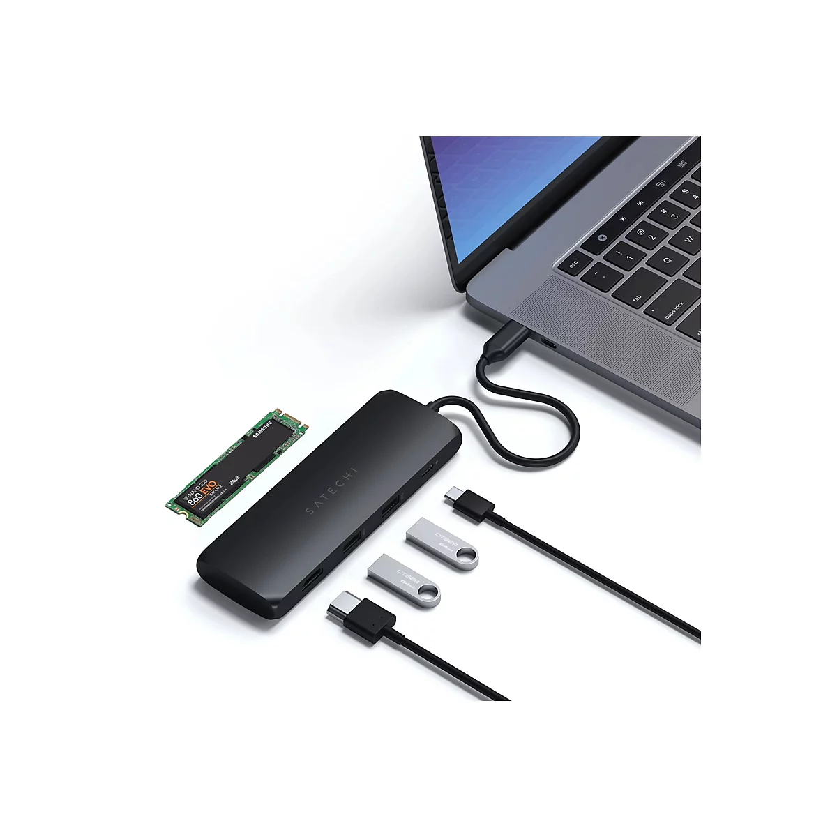 Ein schwarzes USB-C-Dock mit ZubehÃ¶r: SSD, USB-Sticks, und Kabel, die mit einem Laptop verbunden sind.