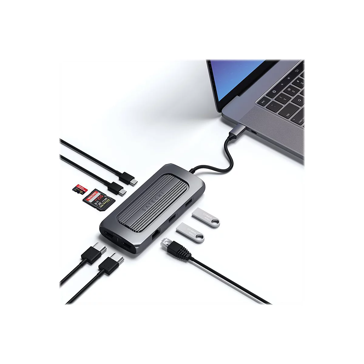 Grauer USB-C-Hub mit angeschlossenem Laptop und verschiedenen Kabeln und DatentrÃ¤gern auf weiÃŸem Hintergrund.