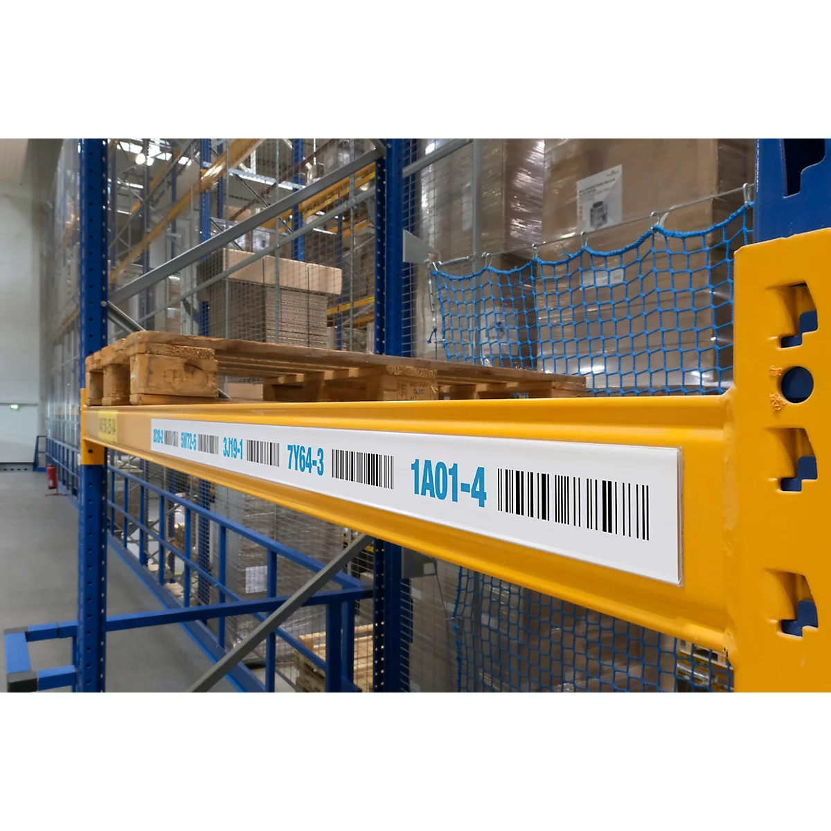Gelbes Regal mit Paletten in einem Lager, Barcode-Etikett mit Zahlen und Strichcode.