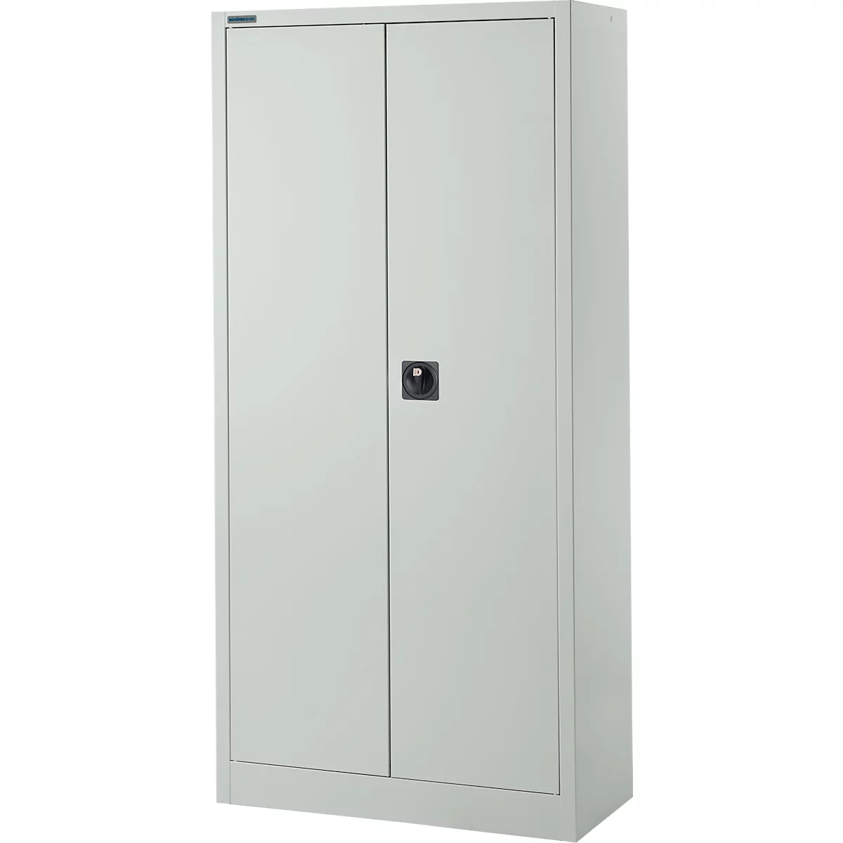 Une armoire de classement grise à deux portes. Il y a une poignée de porte noire au milieu.