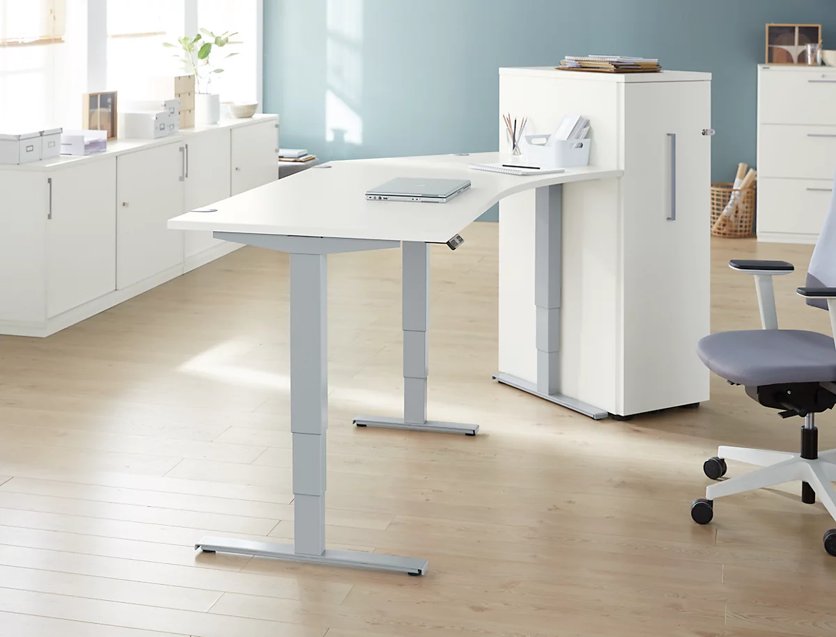 Schäfer Shop Genius AERO FLEX escritorio angular, regulable eléctricamente en altura, ángulo de 135° a la derecha, anchura 2165 mm, aluminio blanco/blanco + panel de memoria